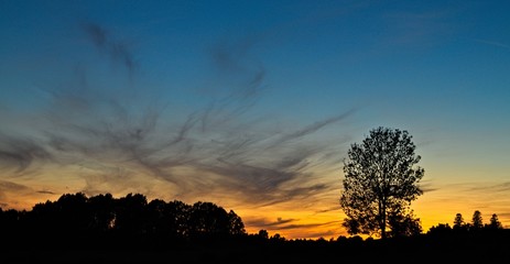 Październikowy zachód słońca kreski na niebie © Piotr