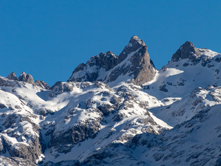 Fototapeta na wymiar Torre de la Cabra Blanca levantándose majestuosamente en el macizo occidental de los Picos de Europa.