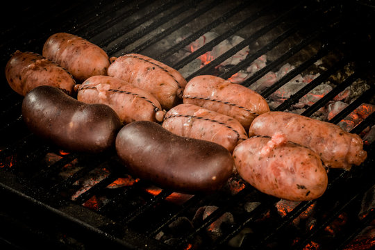 Chorizos y morcillas a la parrilla arrancando con un asado argentino
