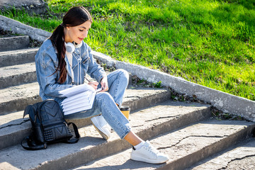 Obraz premium female student with backpack and books outdoor