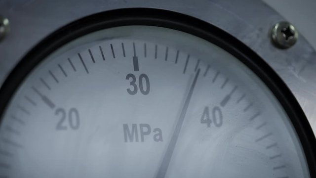 Pressure gauge in a factory, arrow movement on an industrial pressure gauge. High Precision Industrial Pressure Gauge. Vacuum Gauge With Descending Pointer in Laboratory. Differential Pressure Gauge