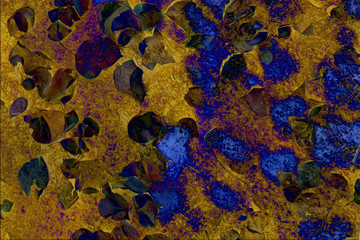 Fondo abstracto en tonos dorados y ocres incluyendo hojas en colores de otoño. © mavicfe