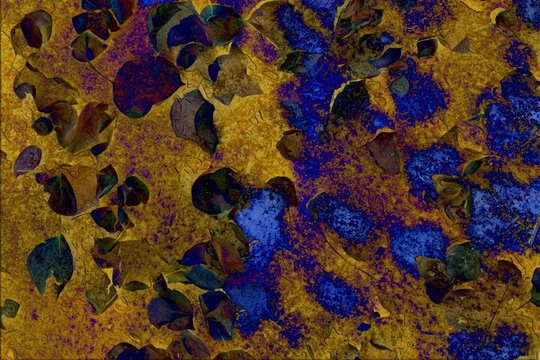 Fondo abstracto en tonos dorados y ocres incluyendo hojas en colores de oto&ntilde;o.