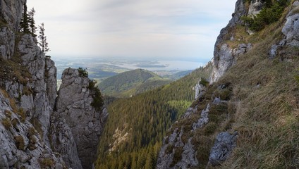 Blick durch Felsscharte auf den Chiemsee