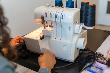 Costurera con máquina de coser