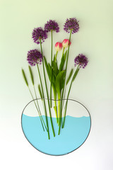 Verschiedene Bunte Blumen in stilisierte Vase.