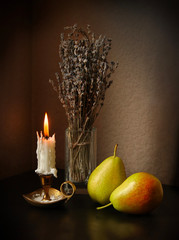 Obraz premium Pears and lavender flowers