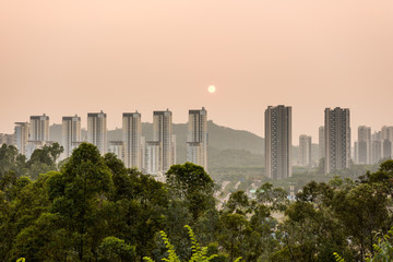Fototapeta premium Zachód słońca i sylwetki na tle nieba w Longgang, Shenzhen, Chiny.