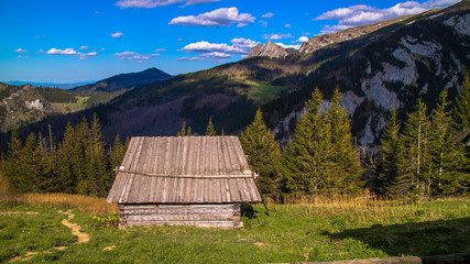 Zabytkowe szałasy  pasterskie na Polanie Stoły w Tatrach Zachodnich w Dolinie Kościeliskiej