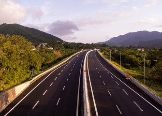 Empty highways despite the regional circulation permit in Italy, strong blow to the tourism industry