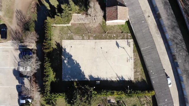 Vista aérea de una pista bacía de baloncesto