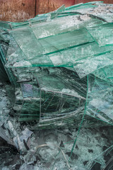 Beschädigte Glasscheiben im Wertstoff Container