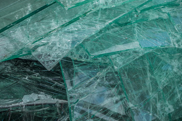 Beschädigte Glasscheiben im Wertstoff Container