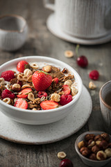 Petit déjeuner bol de granola maison et fruits rouges