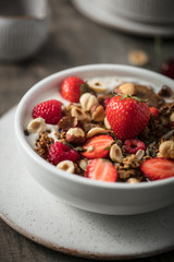 Petit déjeuner bol de granola maison et fruits rouges