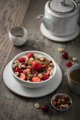 Petit déjeuner bol de granola maison et fruits rouges