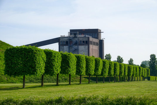 &Ouml;ffentlicher Park mit alten Industrieanlagen in Gelsenkirchen