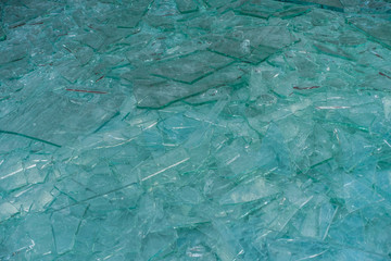 Beschädigte Glasscheiben im Wertstoff Container