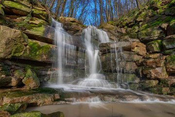 Obraz premium Wodospady w wąwozie Margarethenschlucht w Odenwald niedaleko Neckargerach w Niemczech