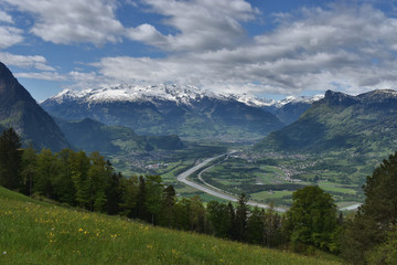 Aussicht auf das liechtensteiner und schweizer Rheintal von Triesenberg aus im Mai 2020