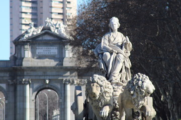 Fototapeta na wymiar Fuente de La Cibeles y la Puerta de Alcalá de Madrid