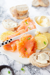 Geraeucherter Lachs mit frischer Zitrone