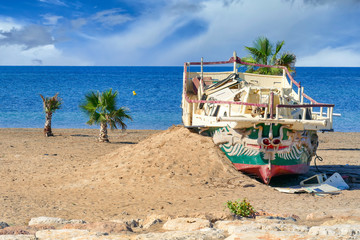 Obraz premium Schiffswrack am Strand von Denia, Costa Blanca