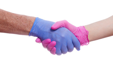 poignée de main de deux personnes portant des gants de protection médicaux en latex sur fond...