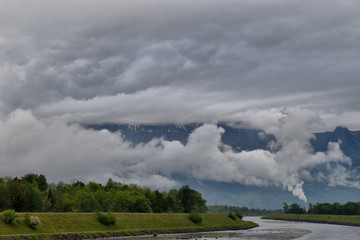 mächtige Kumuluswolke nach einem Sturm über dem schweizer Rheintal  die sich auflöst im Mai 2020