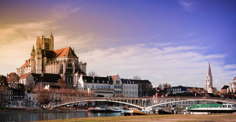 Fototapeta premium Panorama sur la cathédrale d'Auxerre, l'Yonne et ses péniches au coucher du soleil, France
