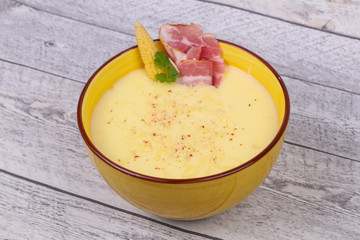 Cheese soup with bacon