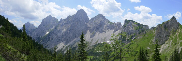 Panoramabild über die Tannheimer Bergkette mit, Schartschrofen, Rote Flüh, Gimpel, Kellenspitze