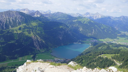 Obraz premium Panoramablick über das Tannheimer Tal und die Tannheimer Bergkette mit Haldensee, Blick vom Schartschrofen