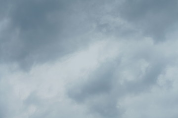 Ruhiger grauer blauer Regen Wolken Himmel