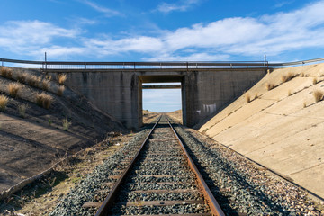 Obraz premium Train track passing through a door