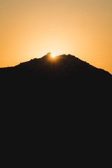 Amanecer tras la silueta de la montaña