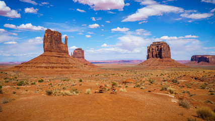 hiking the wildcat trail in the monument valley, usa