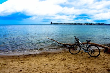 Rad am Strand, Kieler Bucht, mit Blick auf Laboe