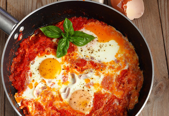 Uova in purgatorio. Cibo molto saporito con sugo di pomodoro basilico aglio e uova cucinati in padella antiaderente.