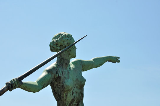 Bronzestatue: zielende Speerwerferin beim Abwurf