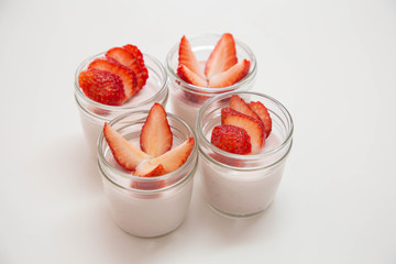 苺　ピンクのムースのスイーツ