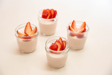 ムースケーキ　苺　デコレーション