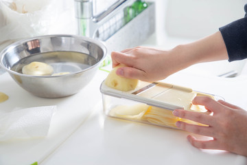 キッチン　ジャガイモをスライスする