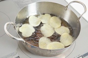 鍋で揚げるポテトチップス　IH