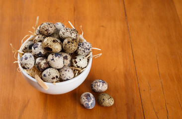 Obraz na płótnie Canvas quail eggs on top of a straw background. top view