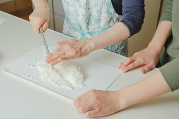 料理する主婦　手元　まな板と包丁