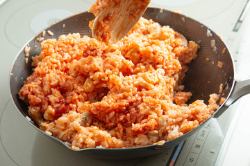 炒めているケチャップライス　IH