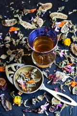 getrockete Kräuter und blüten für einen aromatischen teeaufguß