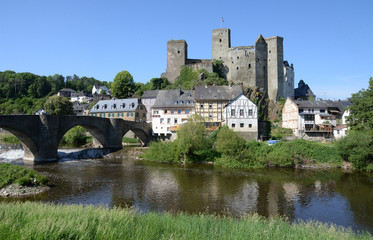 Fototapeta na wymiar Lahn, Lahnbrücke und Burg Runkel in Runkel