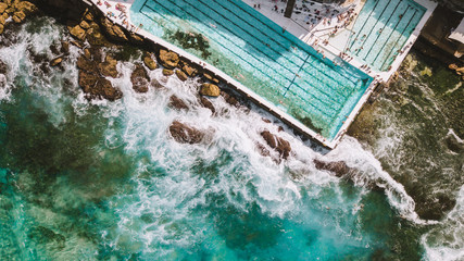 Pessoas nadando na piscina, na beira do mar, em Bondi Beach - Sydney, Austrália.